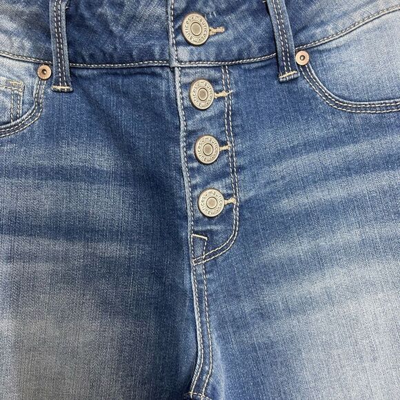 NWOT Maurices distressed jeans raw hem button fly, size medium - Picture 6 of 7